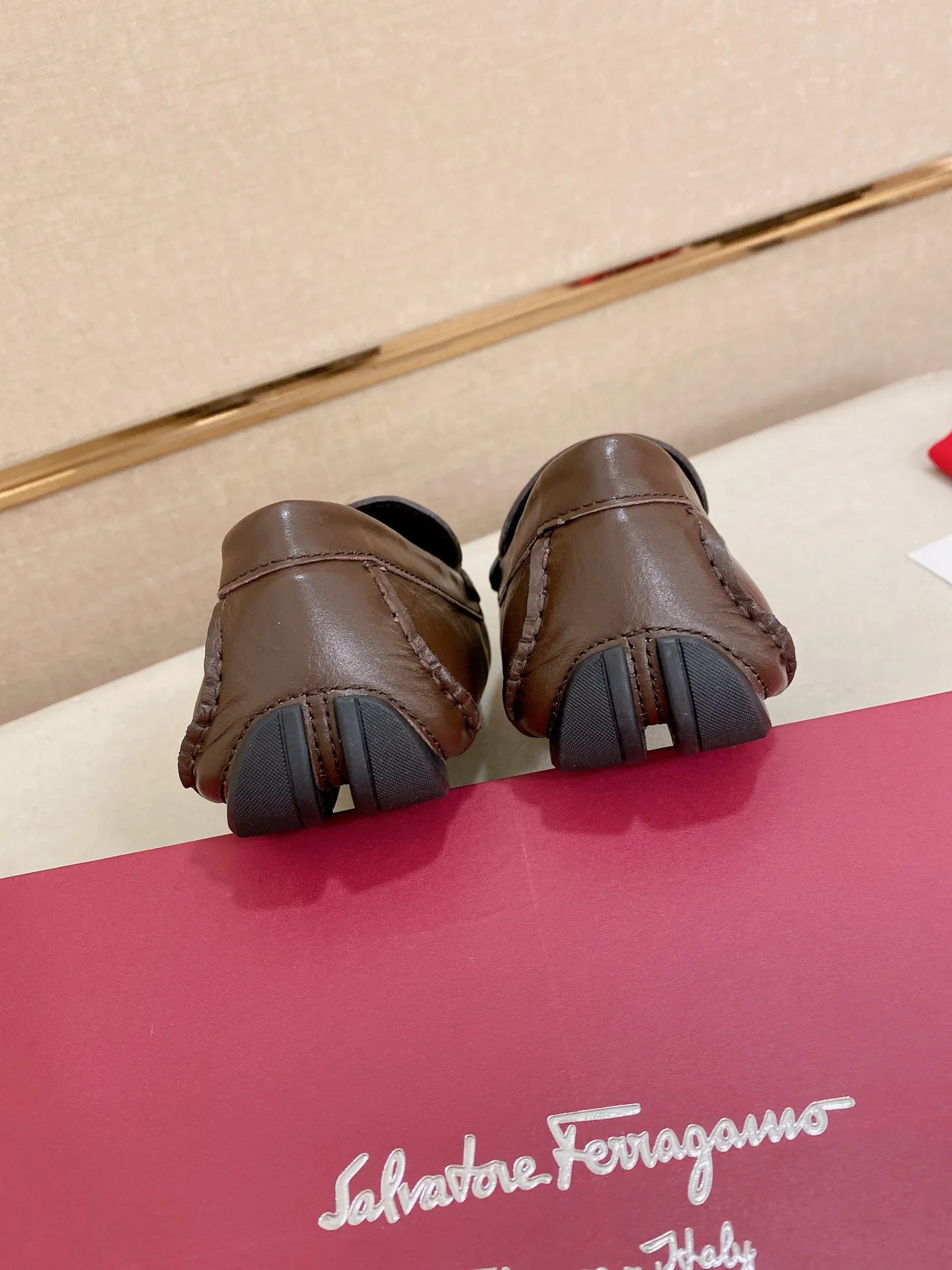 Men's shoes💰: 540💰High-end quality! Ferragamo🆕🆕Exclusive hot-selling products in stock🔥🔥New products on the shelves, high-quality Ferragamo men's pea shoes, high-end casual driving shoes, with complete packaging! 💪 💪 Material: imported first-layer pebbled cowhide 🐂 + imported high-quality water-dyed cowhide lining + wear-resistant outsole 👍🏻👍🏻 Features: high-end and comfortable, purely handmade 🚀 🚀 Create the perfect shoe that suits you best 🔥 🔥 Size: (38-44) 45 standard size can be customized!